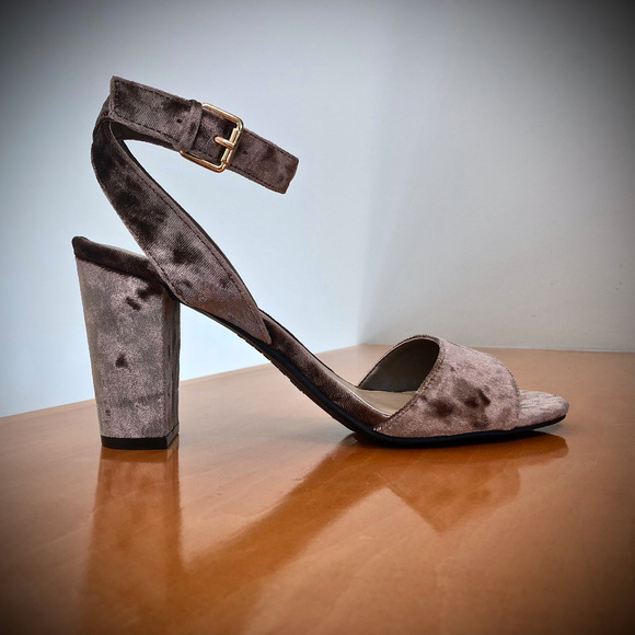 Indigo Road NWT Brown Velvet Ankle Strap Heeled Sandals 8.5M - Picture 3 of 7
